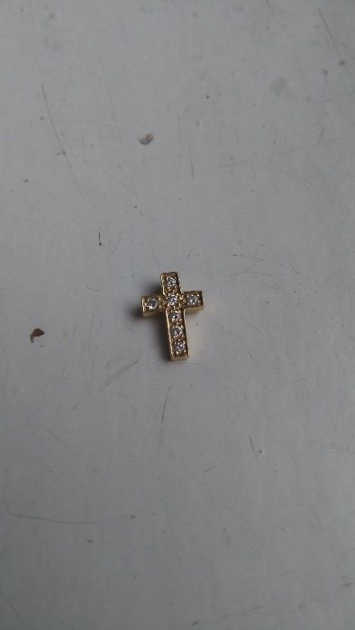 Krzyżyk złoty z brylantami , mały 13 x 6 mm.