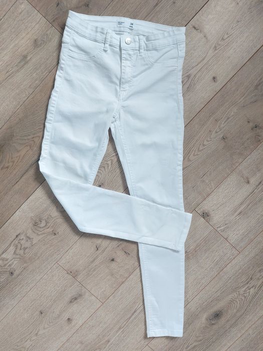 Białe spodnie rurki
