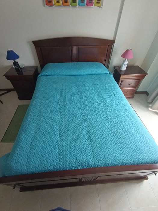 Cama de Casal e mesas de cabeceira