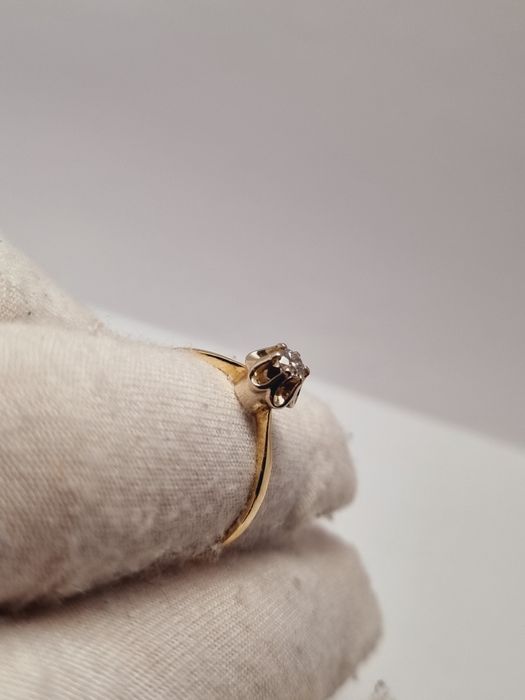 Золотое кольцо с бриллиантом