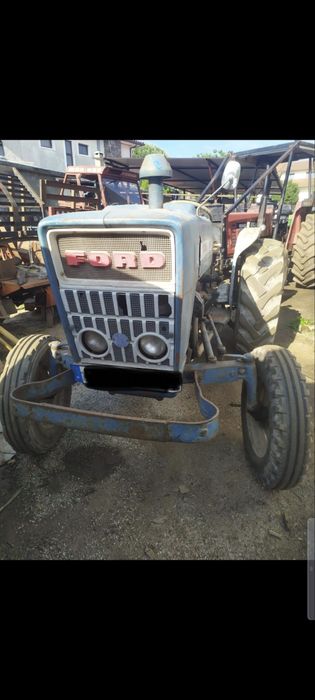 Vende se trator com alfaias