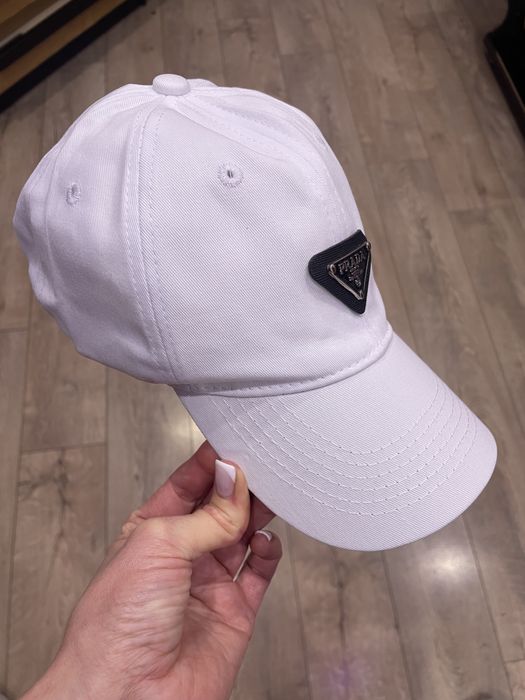Біла котонова кепка Prada