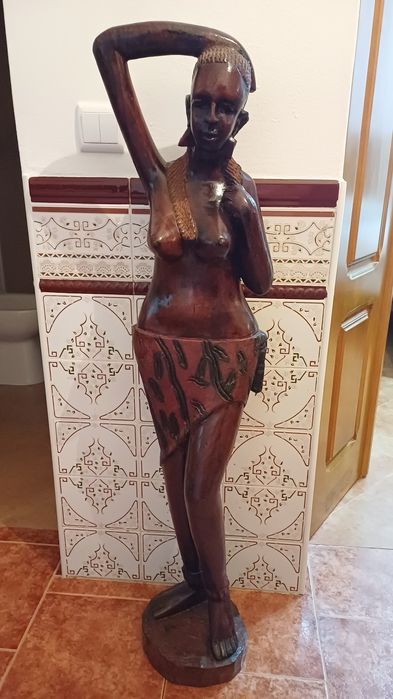 Estátua de madeira esculpida