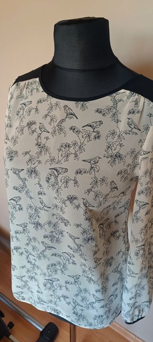 Elegancka bluzka z motywem ptaszków i gałązek