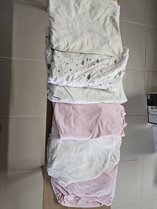 Berço ikea com lençóis e protetores