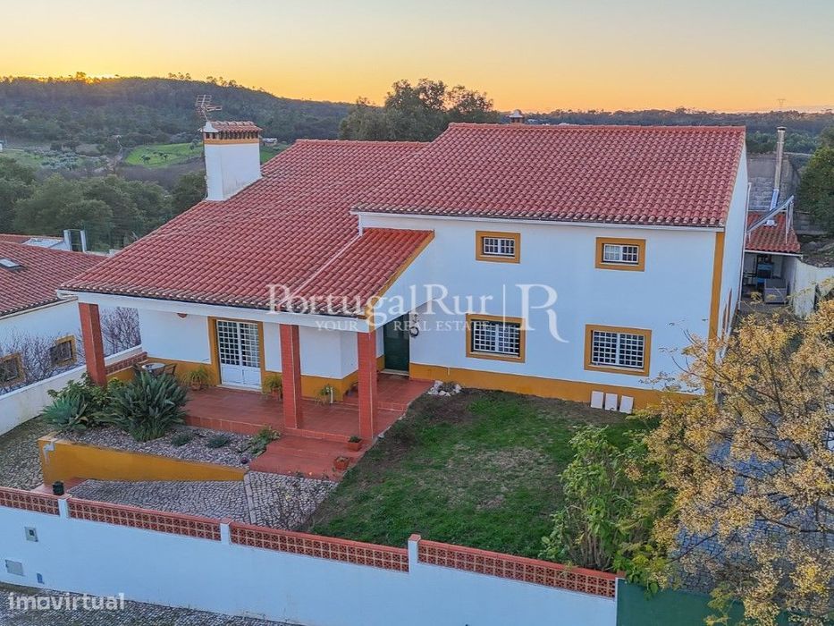 Moradia T5 com quintal e garagem no Gavião