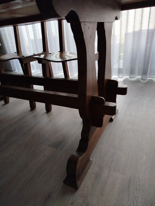 Mesa e cadeiras em castanho