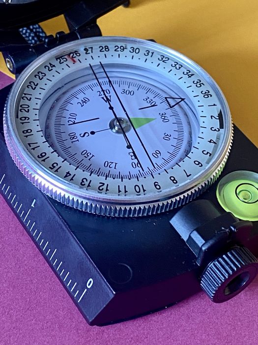 Busola, kompas namiarowy inklinometryczny pryzmatyczny