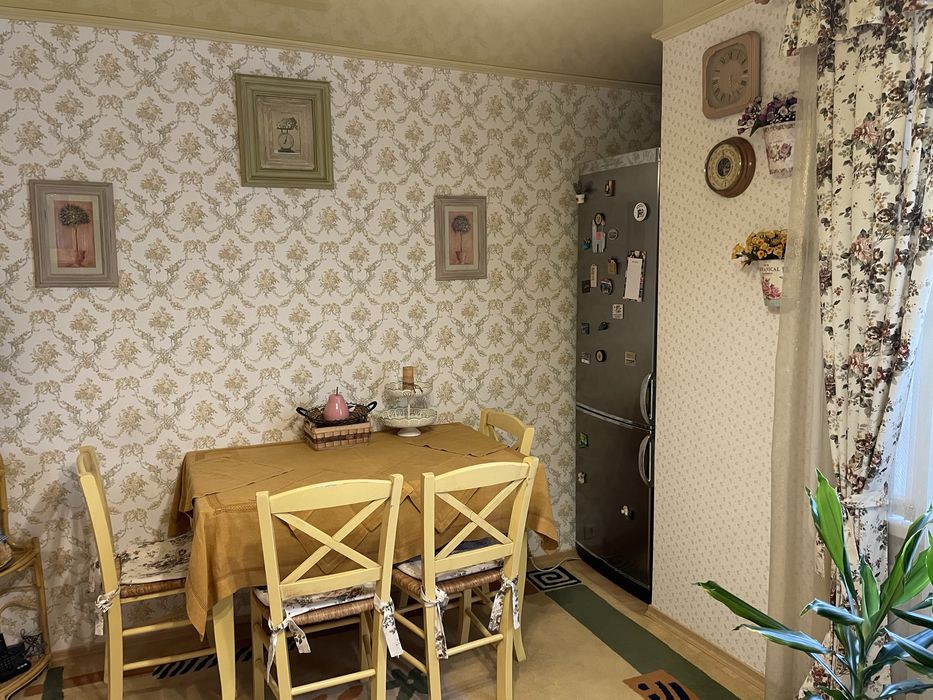 Квартира 3 кімнатна в центрі міста + гараж