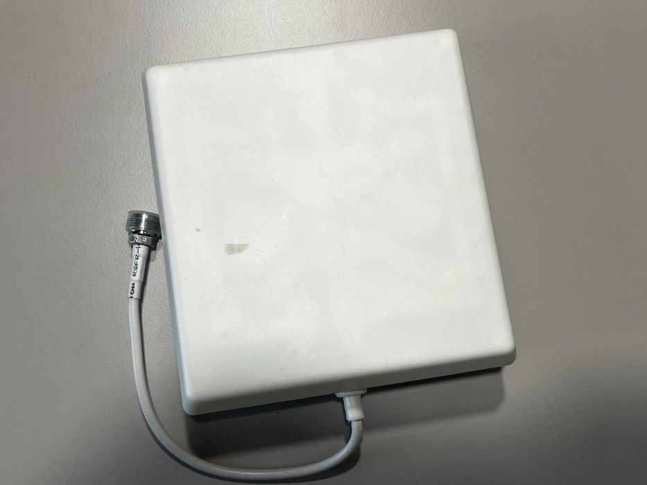 Антена для репітера панельна 800-2700 МГц 7-9 дБі