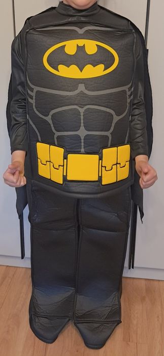 Strój Batman  ludzik Lego 
-Bluzki
-Peleryny
-Maski
-Rękawiczek 
Bluzka i spodnie usztywnione pianką.
Wymiary: