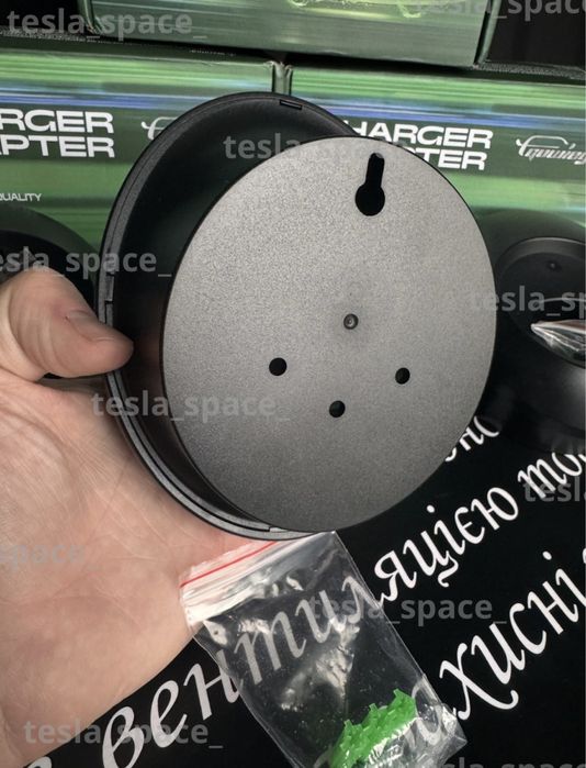 тримач для акуратного зберігання зарядного кабелю та пістолета Tesla