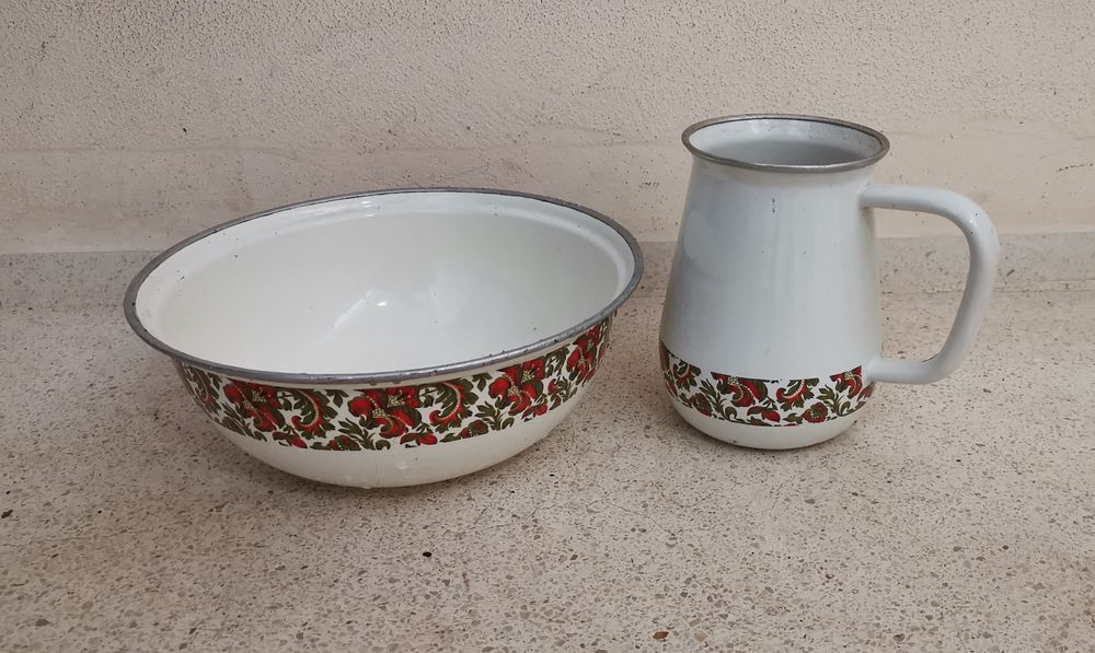 Conjunto de bacia de lavatório e jarro alto, em metal esmaltado (conhecido popularmente por ágata).