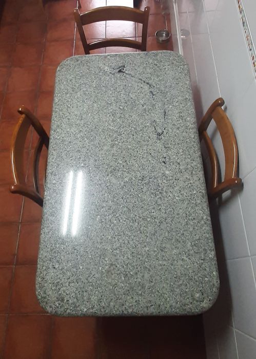 Mesa de cozinha + 4 cadeiras