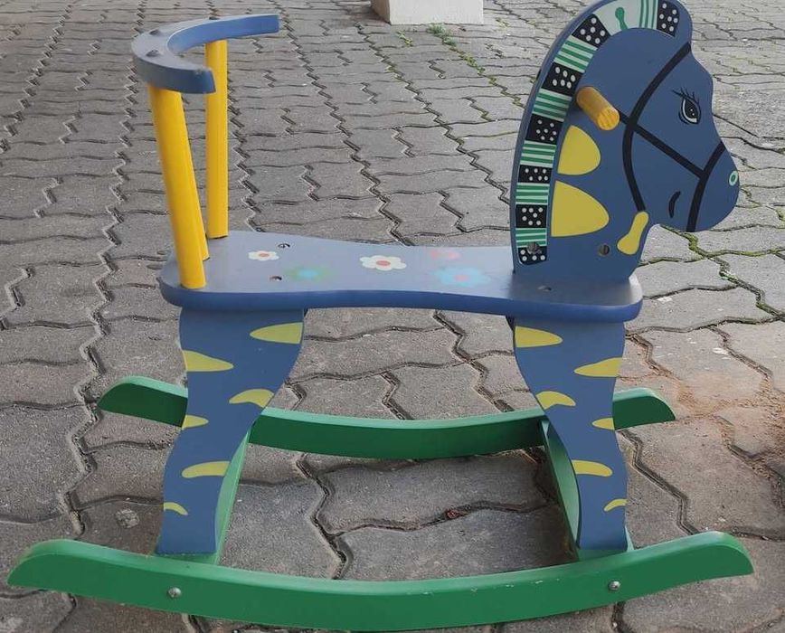 Cavalo baloiço (criança)