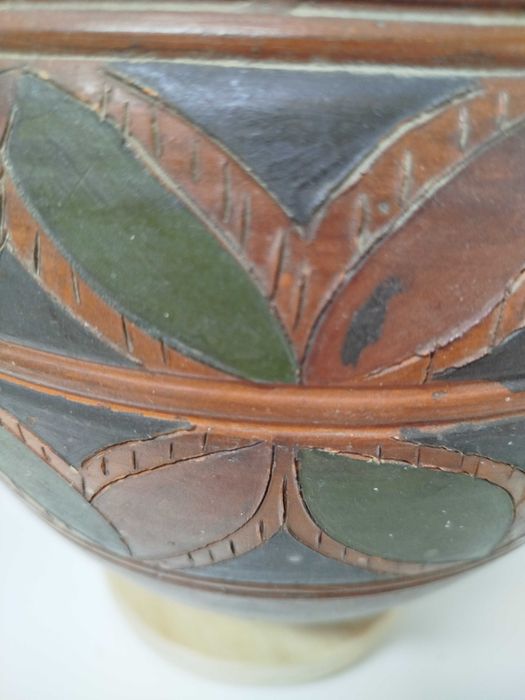 Pote decorativo étnico com tampa, em cerâmica, muito antigo