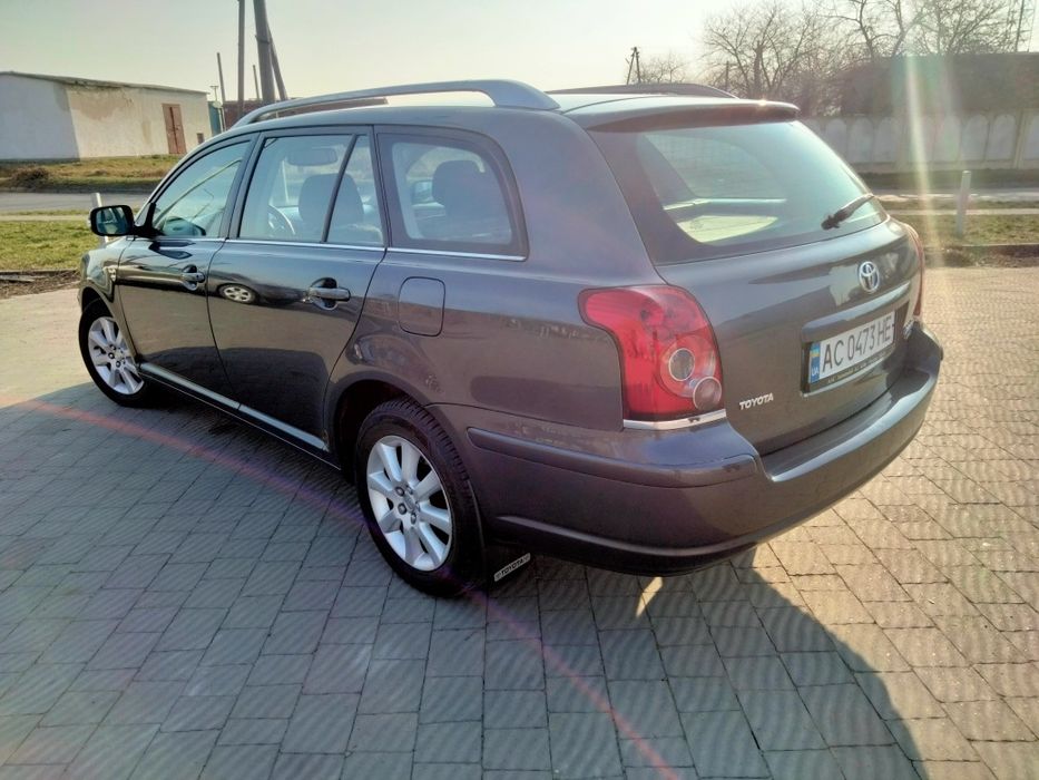 Тойота  Авенсіс .