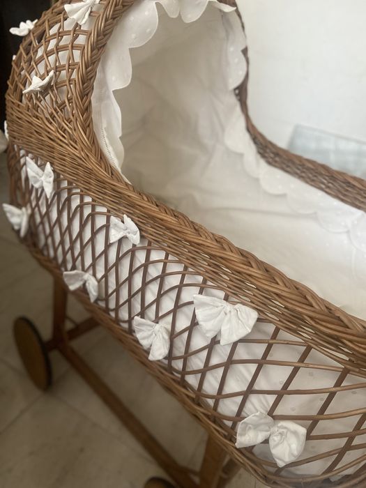 Berço artesanal em vime forrado a bordado inglês