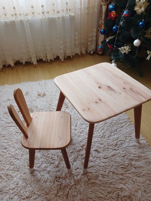 Стіл і стілець з натуральної деревини.