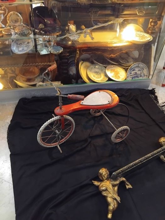 Triciclo antigo em ferro e madeira