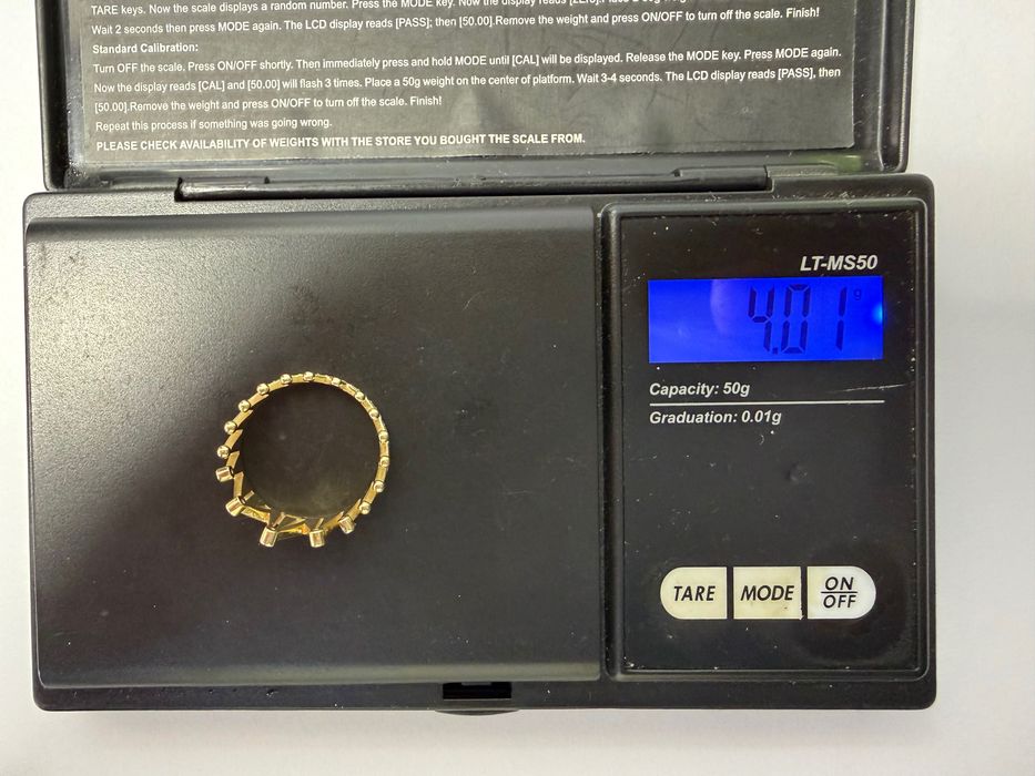 Золотое кольцо с бриллиантами 585 пробы вес 4грамма 18размер