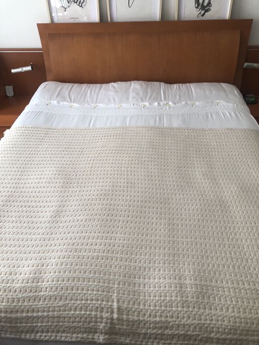 Cama de Casal  e Mesas de Cabeceiras