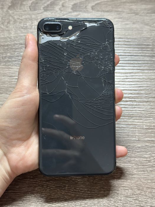 Iphone 8 plus на запчастини або відновлення