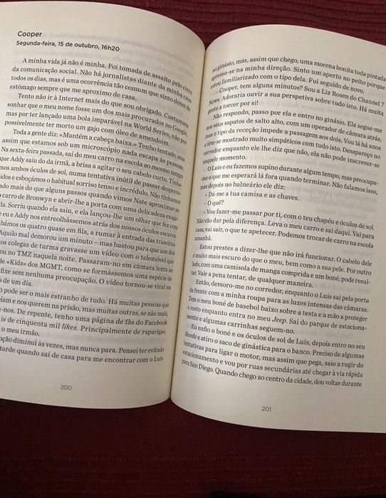 Livro Um de nós mente