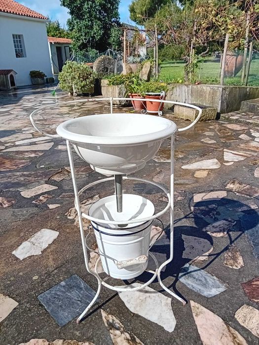 Lavatório antigo com balde em ferro e bacia em porcelana