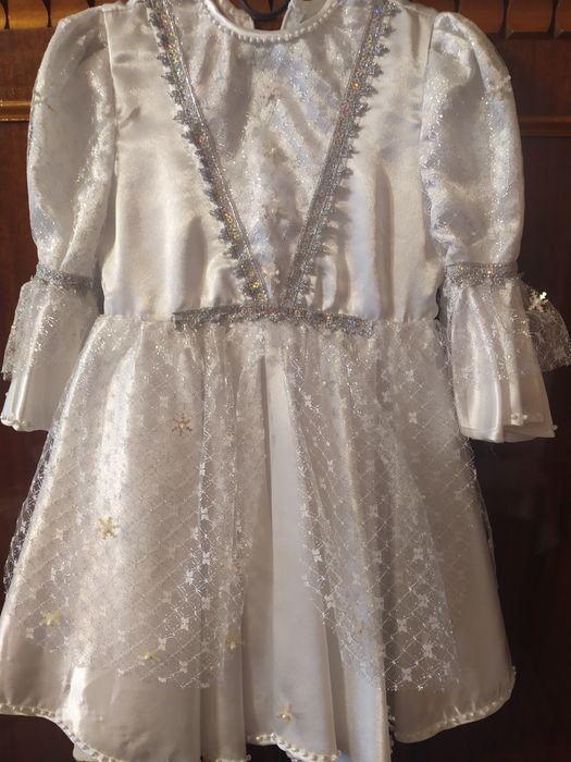 Новорічний костюм сніжинки та маленької принцеси