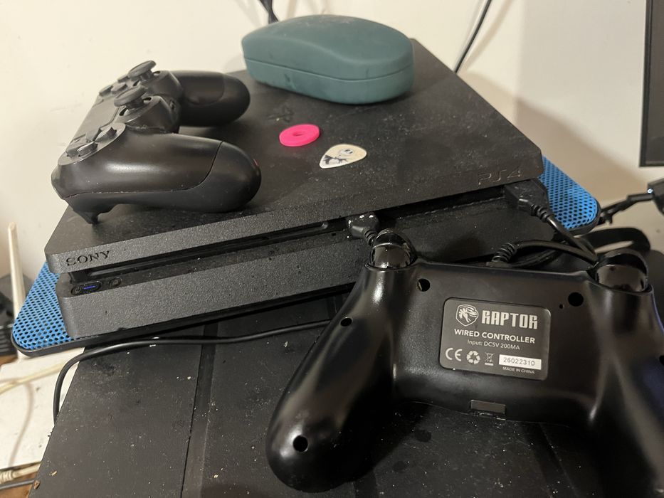 Playstation 4  - 800 gb 2 comandos