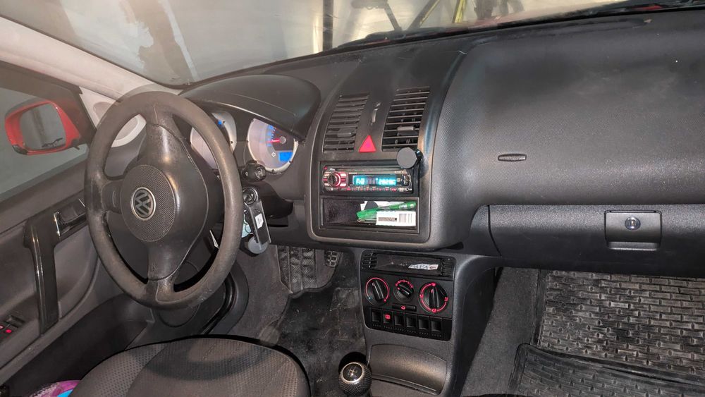 Estou vendendo um carro Polo de 2000.