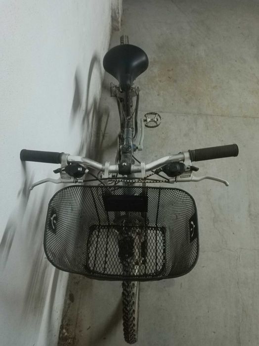 Bicicleta Sra roda 26, estimada e prática, afinada pronta a usar.