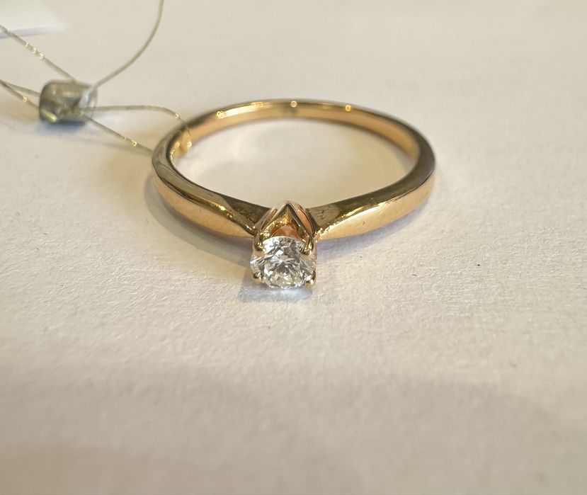 Золотое кольцо с бриллиантом