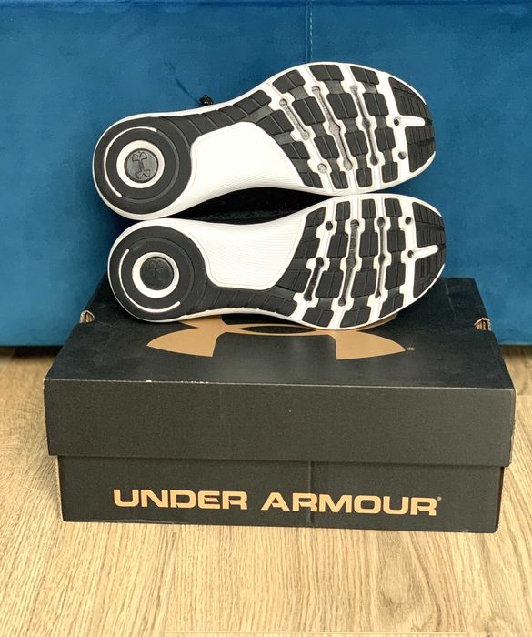 Czarne lekkie skarpetkowe buty Under Armour Slingflex Rise 40