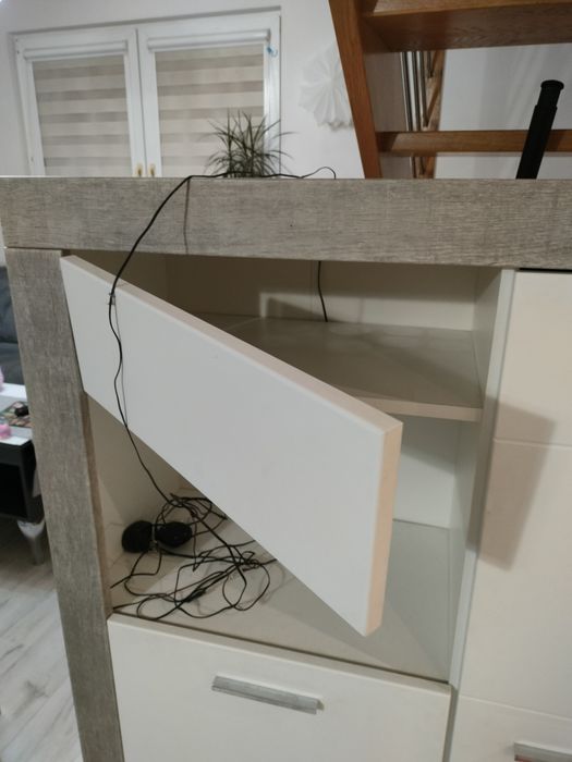 Biala witryna podświetlana