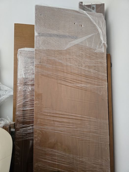 Armário de boa madeira 2 portas com 2 gavetas em baixo.