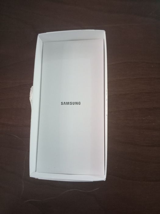 Telemóvel da marca Samsung.