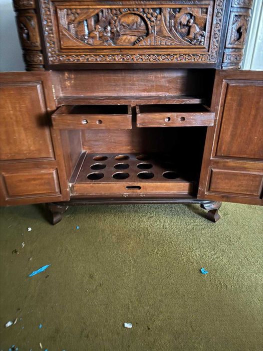 Bar antigo- esculpido a mão