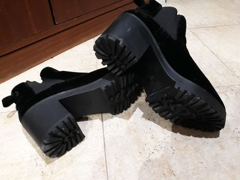 Botas pretas de veludo