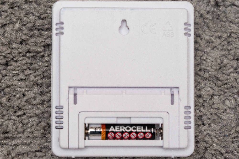 Thermometer; hygrometer; clock431591014888253446
