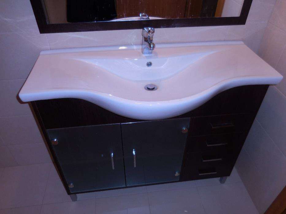 Armário de casa de banho com lavatório e espelho com iluminação