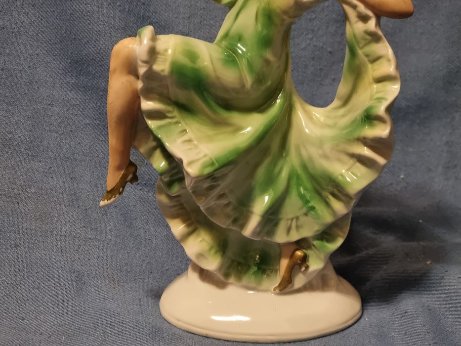 Фарфоровая статуэтка танцовщица