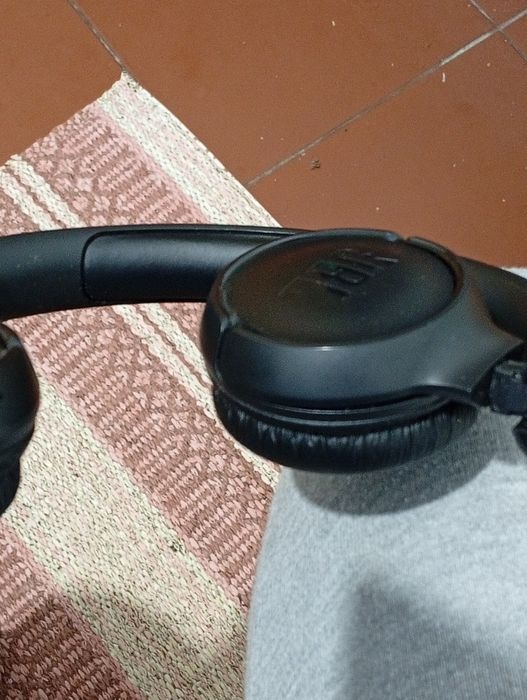 Fones sem fios Jbl a funcionar muito bem e som elevado