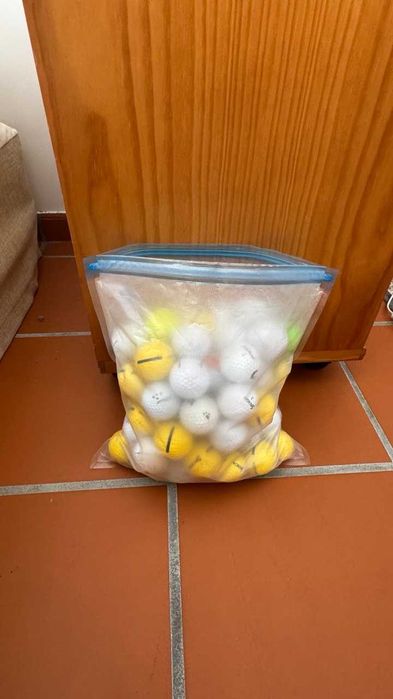 Lote de 68 bolas de golfe usadas — Várias marcas