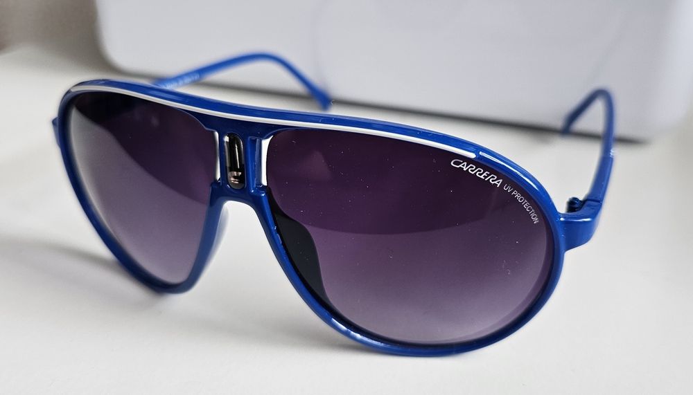 STYLOWE Okulary przeciwsłoneczne CARRERA  niebieskie z białym akcentem