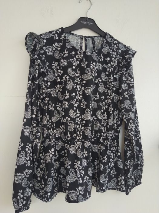 Blusa preta peplum com padrão de cornucópias e folhos- Tiffosi- Tam. M