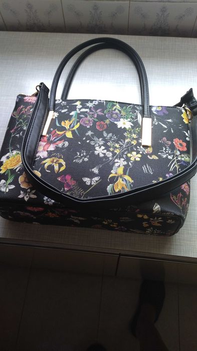 Mala preta com motivos florais