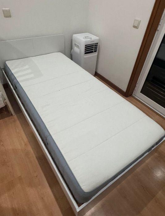 Cama de solteiro com colchão em excelente estado