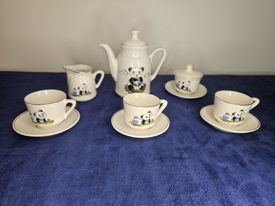 Mini serwis porcelanowy z motywem pandy.